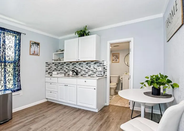 Country house Unit 15 Cozy Retreat Near Downtown Pensacola