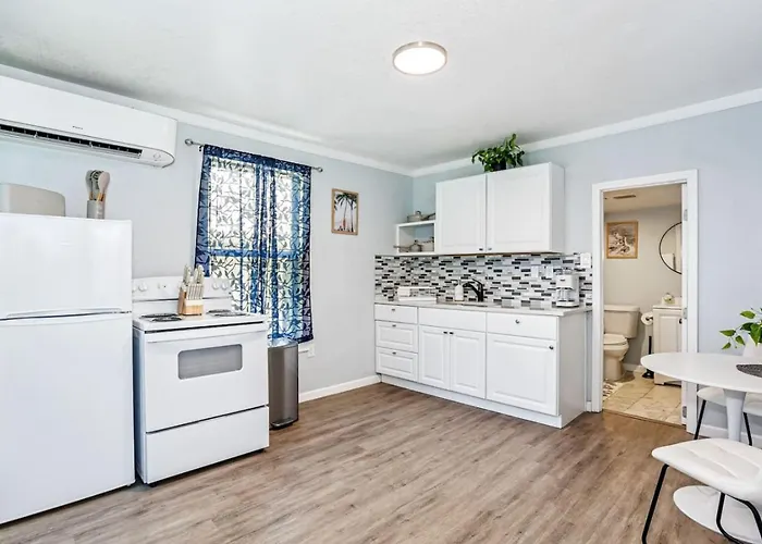 Unit 15 Cozy Retreat Near Downtown Country house *