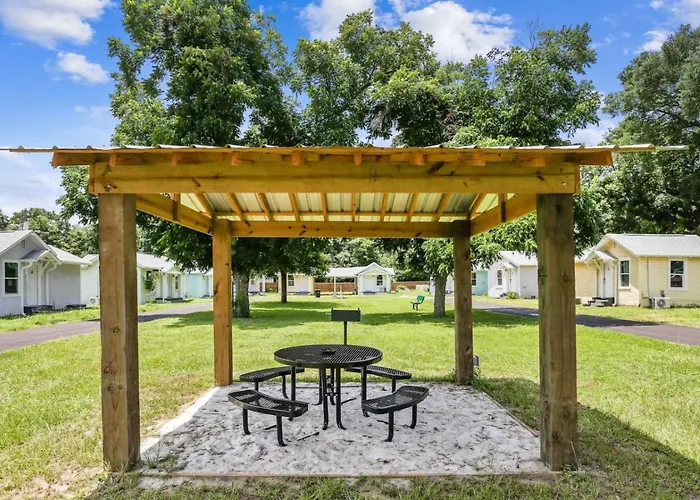 Unit 15 Cozy Retreat Near Downtown Country house *
